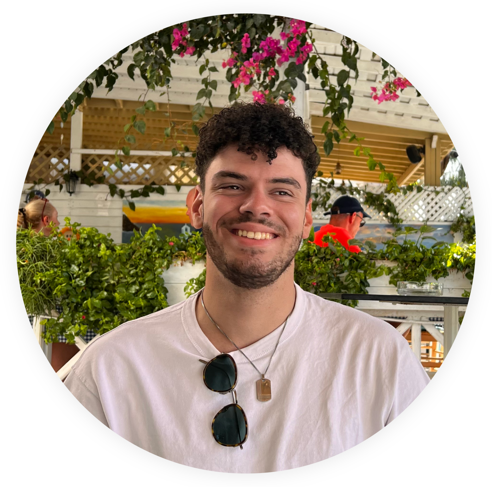 Lary Wagner, créateur de sites web et designer graphique, aide les entreprises à améliorer leur présence en ligne avec des sites modernes et attrayants.